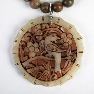 Jade fine old carved pendant with sandalwood beads, round and conical Indian sterling over lacque beads and sterling closure - Image 2