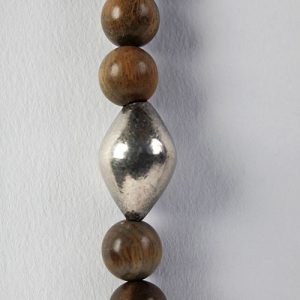 Jade fine old carved pendant with sandalwood beads, round and conical Indian sterling over lacque beads and sterling closure - Image 3