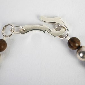 Jade fine old carved pendant with sandalwood beads, round and conical Indian sterling over lacque beads and sterling closure - Image 4