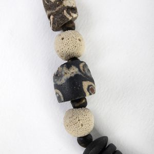 Conch shell beads, mixed gilt lacquer and antique inlaid beads. Onyx roundell beads surrounding jade frog pendant. Sterling hooks - Image 3