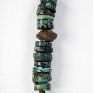 Black coral inlaid focal, green turquoise roundelles, large green agate, gilded bead spacers and hook closure - Image 3